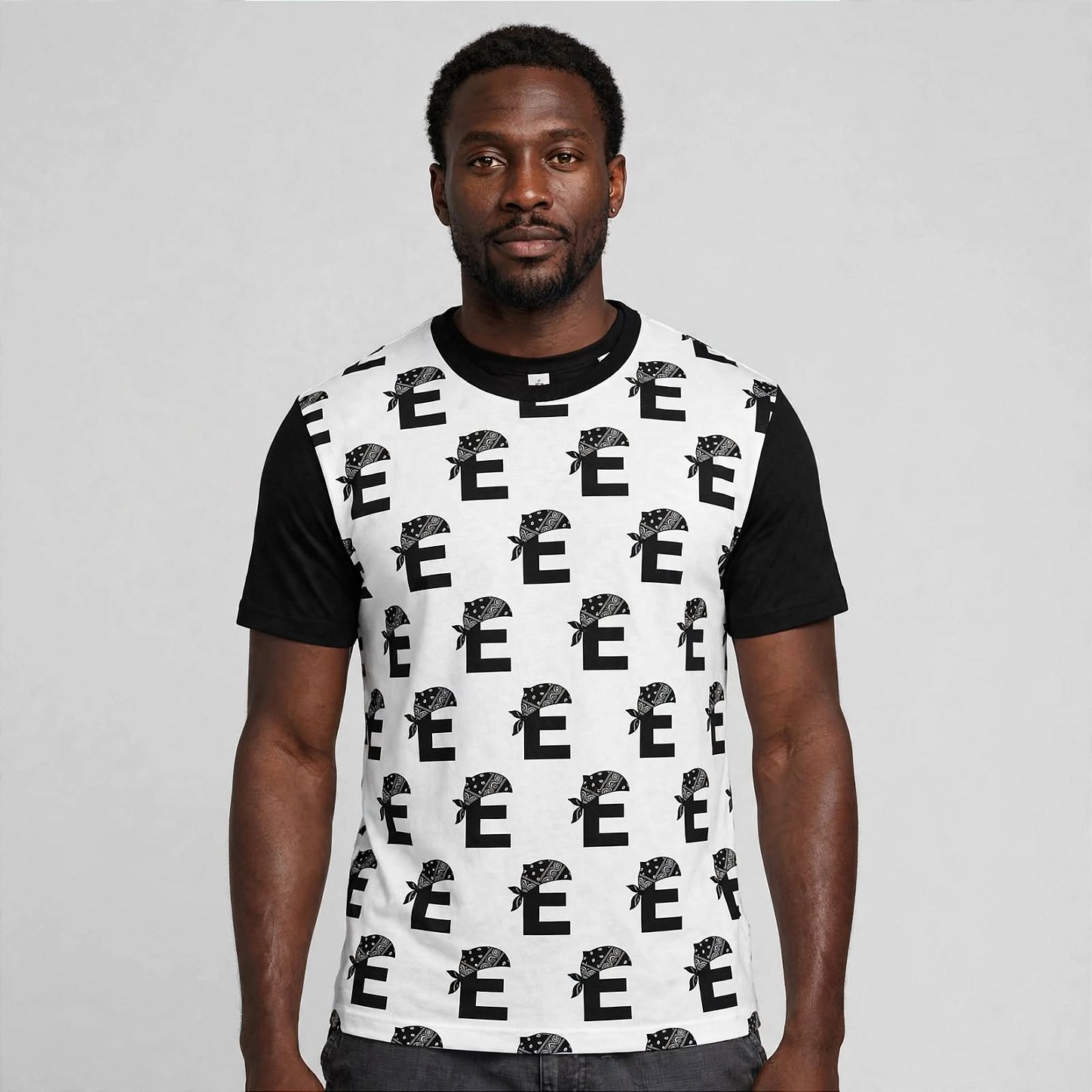 T-shirt Branca e Preta Estampa Monograma Letra E com Bandana - Streetwear