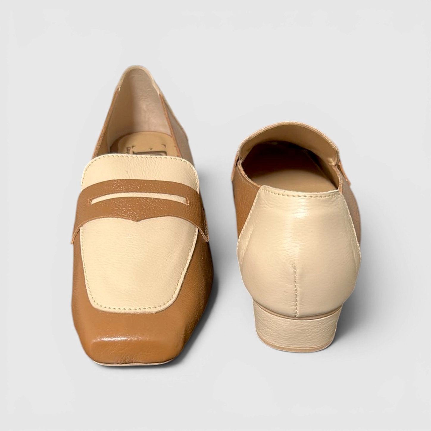 Mocassim Feminino em Couro Fly Premium Caramelo e Amêndoa Bico Quadrado Palmilha Comfort Pig Solado Antiderrapante