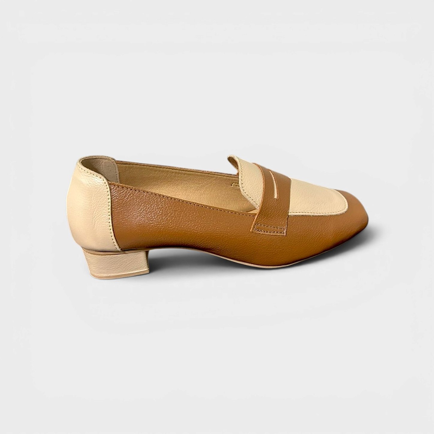 Mocassim Feminino em Couro Fly Premium Caramelo e Amêndoa Bico Quadrado Palmilha Comfort Pig Solado Antiderrapante