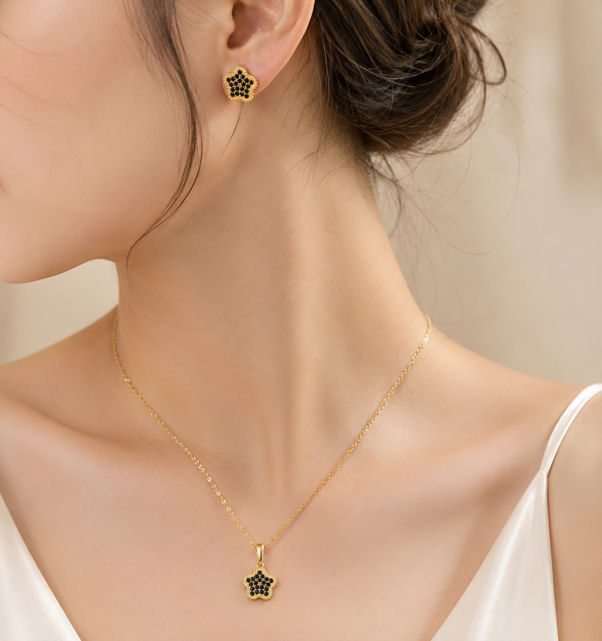Conjunto de brinco e colar estrelas em zircônias negras folheado a ouro 18k