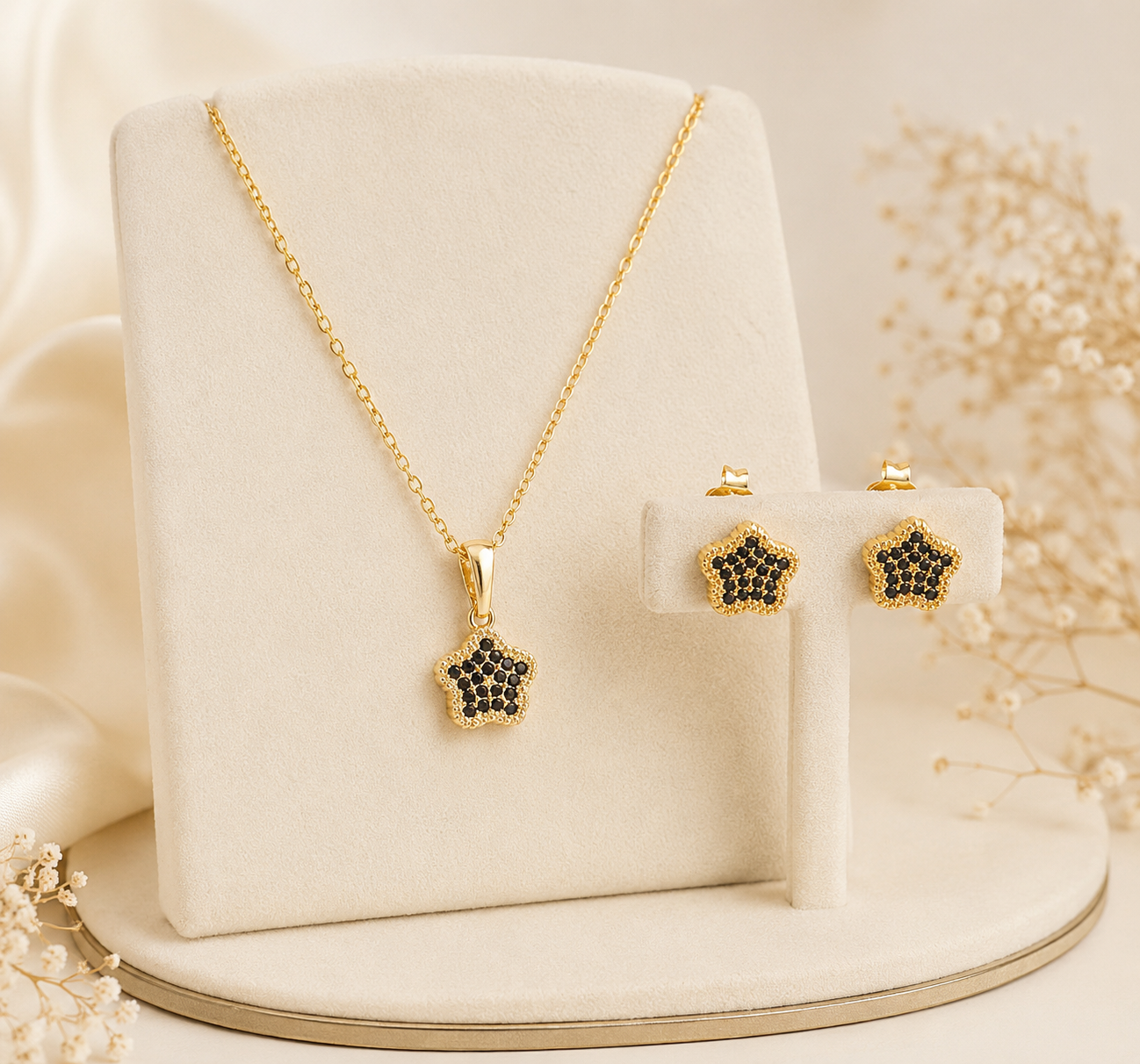 Conjunto de brinco e colar estrelas em zircônias negras folheado a ouro 18k