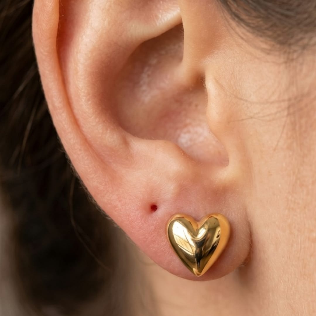 Brinco Coração Liso Folheado Ouro 18k