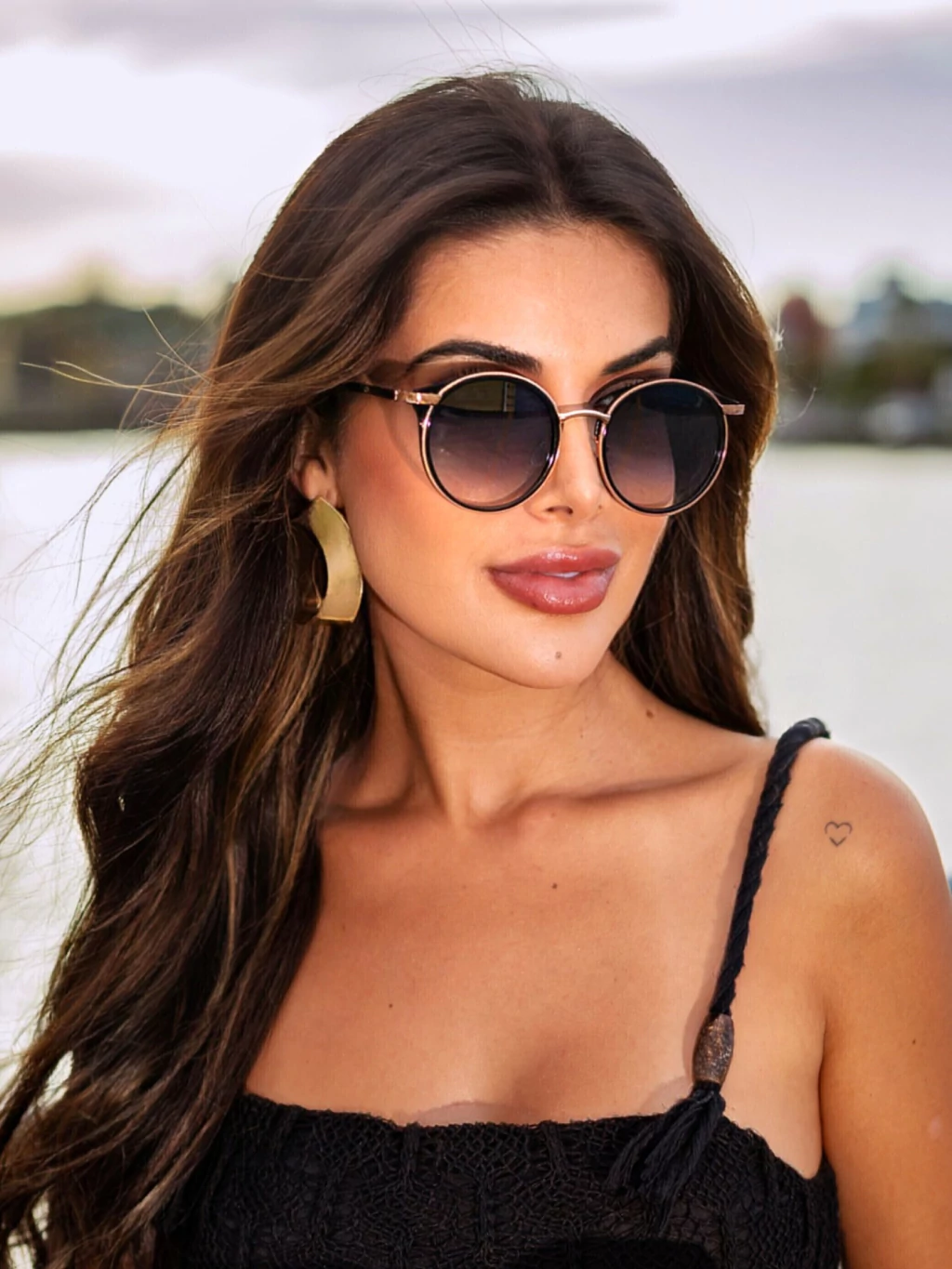 Óculos de sol Influencer redondo preto com metal rosê