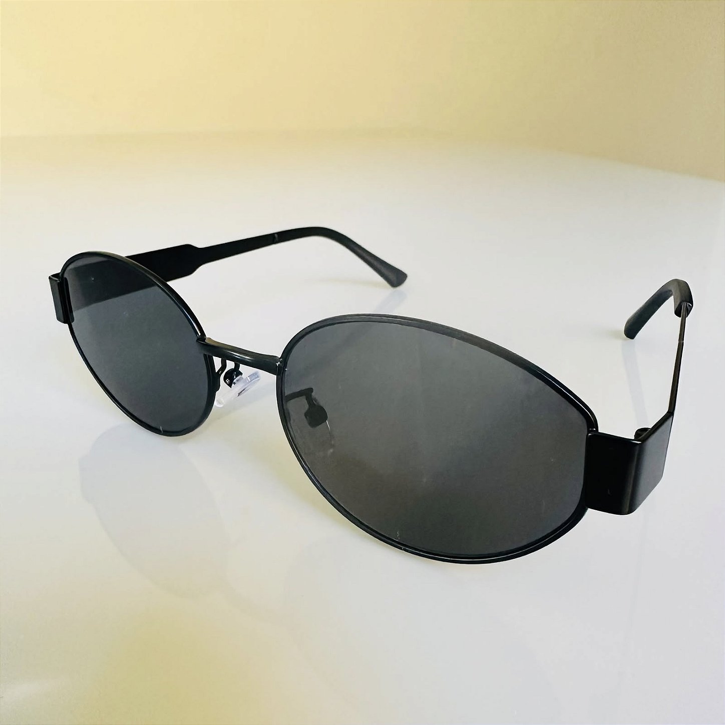 Óculos de sol Vertigo Oval preto