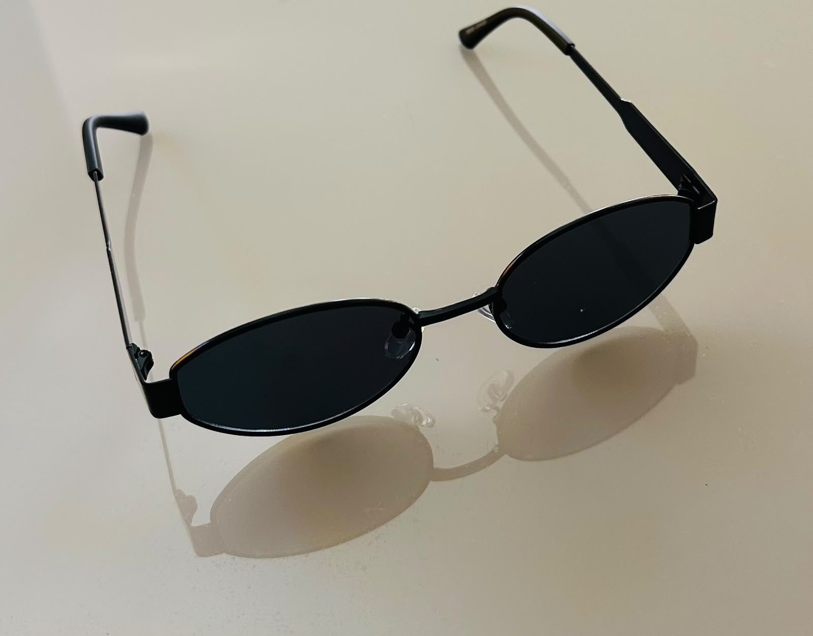 Óculos de sol Vertigo Oval preto