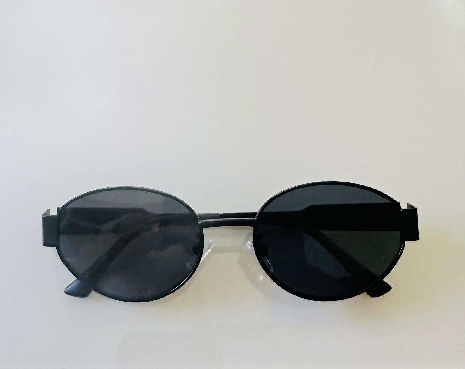 Óculos de sol Vertigo Oval preto