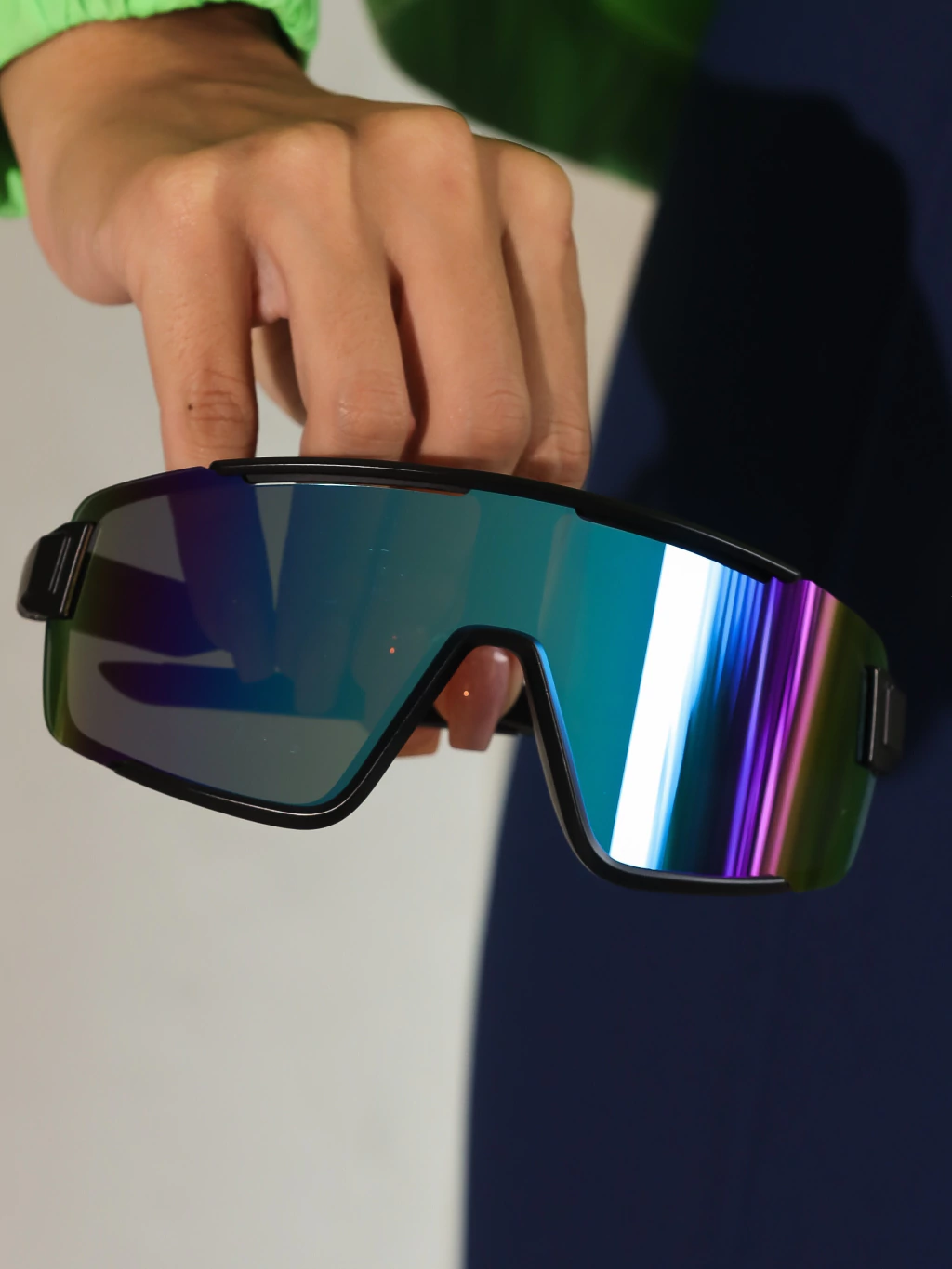 Óculos de sol Esportivo Vertice azul com roxo espelhado no preto