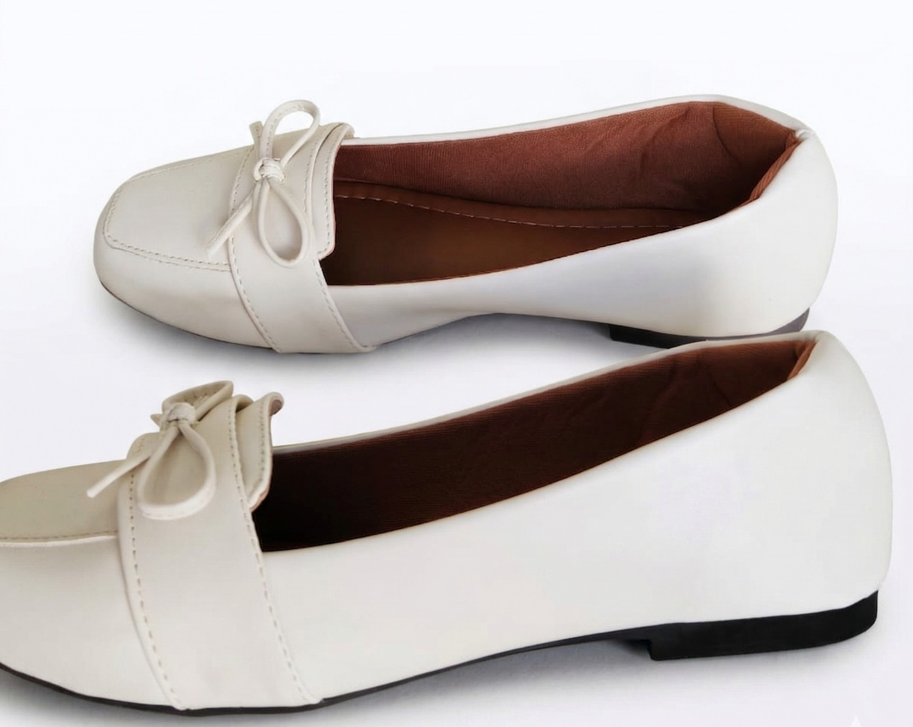 Sapato Mocassim Feminino Dourado Macio Elegante Dia A Dia com Bico Quadrado e Laço Decorativo Conforto Premium