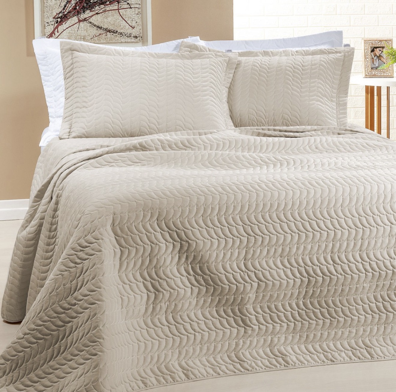 Cobre Leito Criarte Casal 3 Peças – Avelã | Sofisticação, Conforto e Elegância para o Seu Quarto