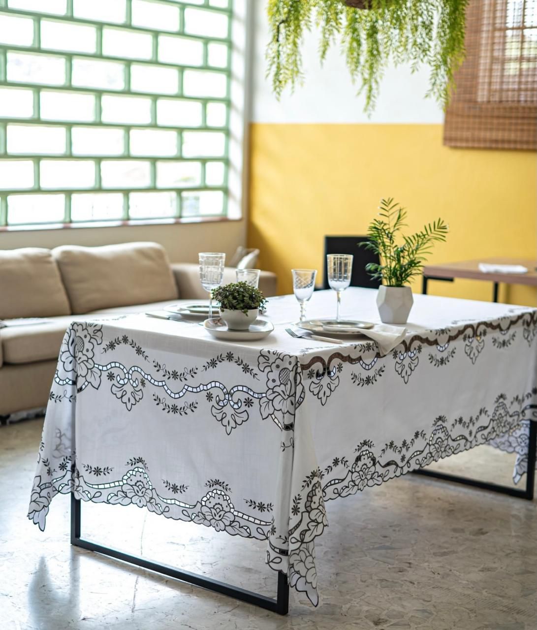 Toalha de Mesa Retangular Rafimex Branca com Estampa de Folhas – 1,80m x 2,75m
