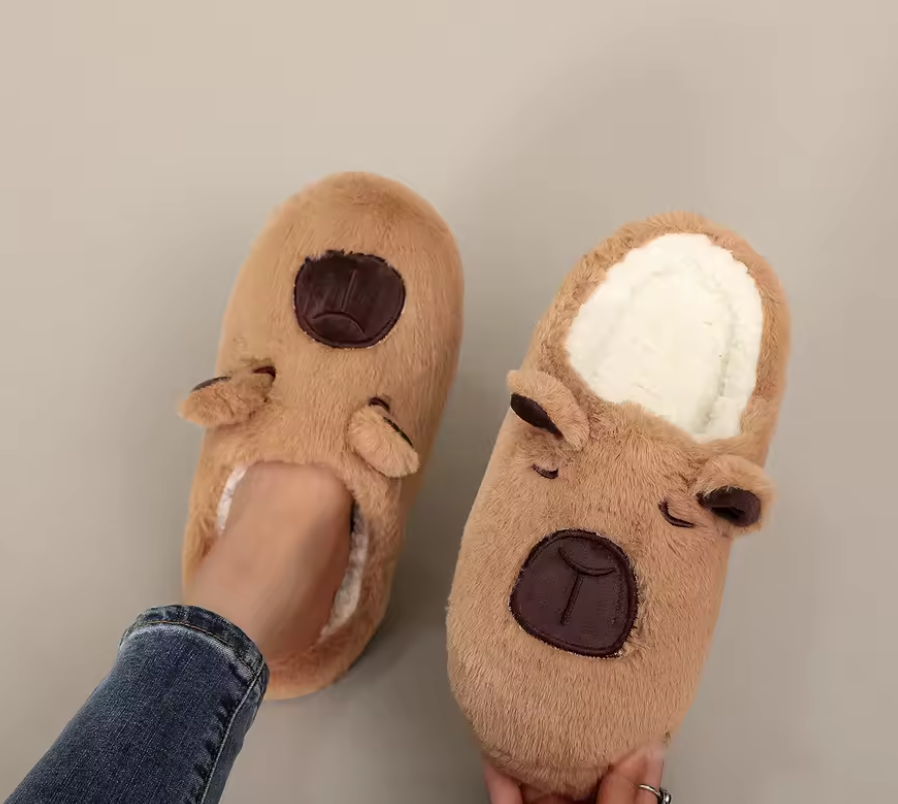 Pantufa Capivara Confortável Antiderrapante