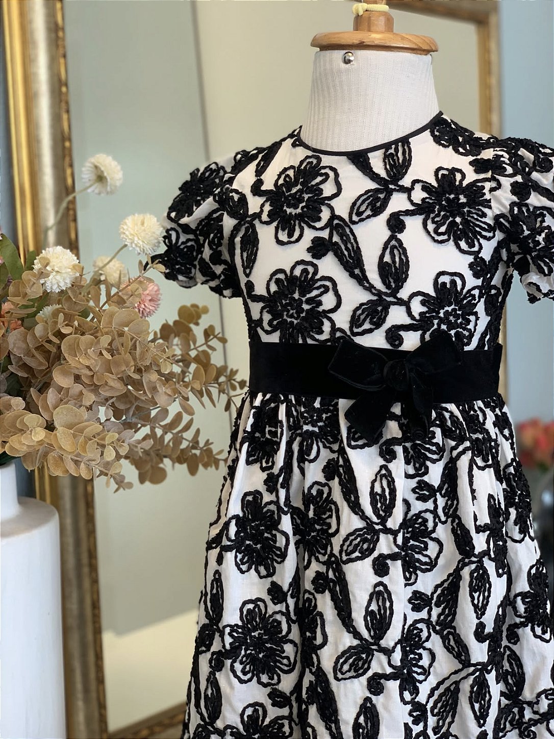 Vestido Bordado Floral Preto Roana