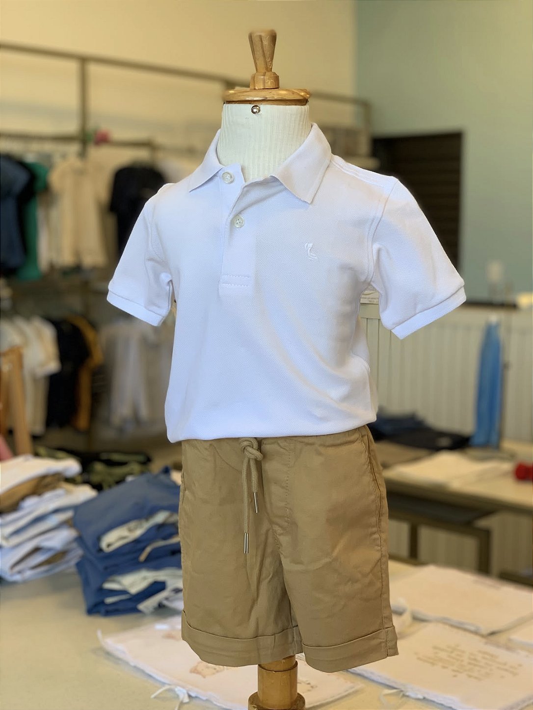 Conjunto Polo Branca e Short Sarja Cáqui Dudes
