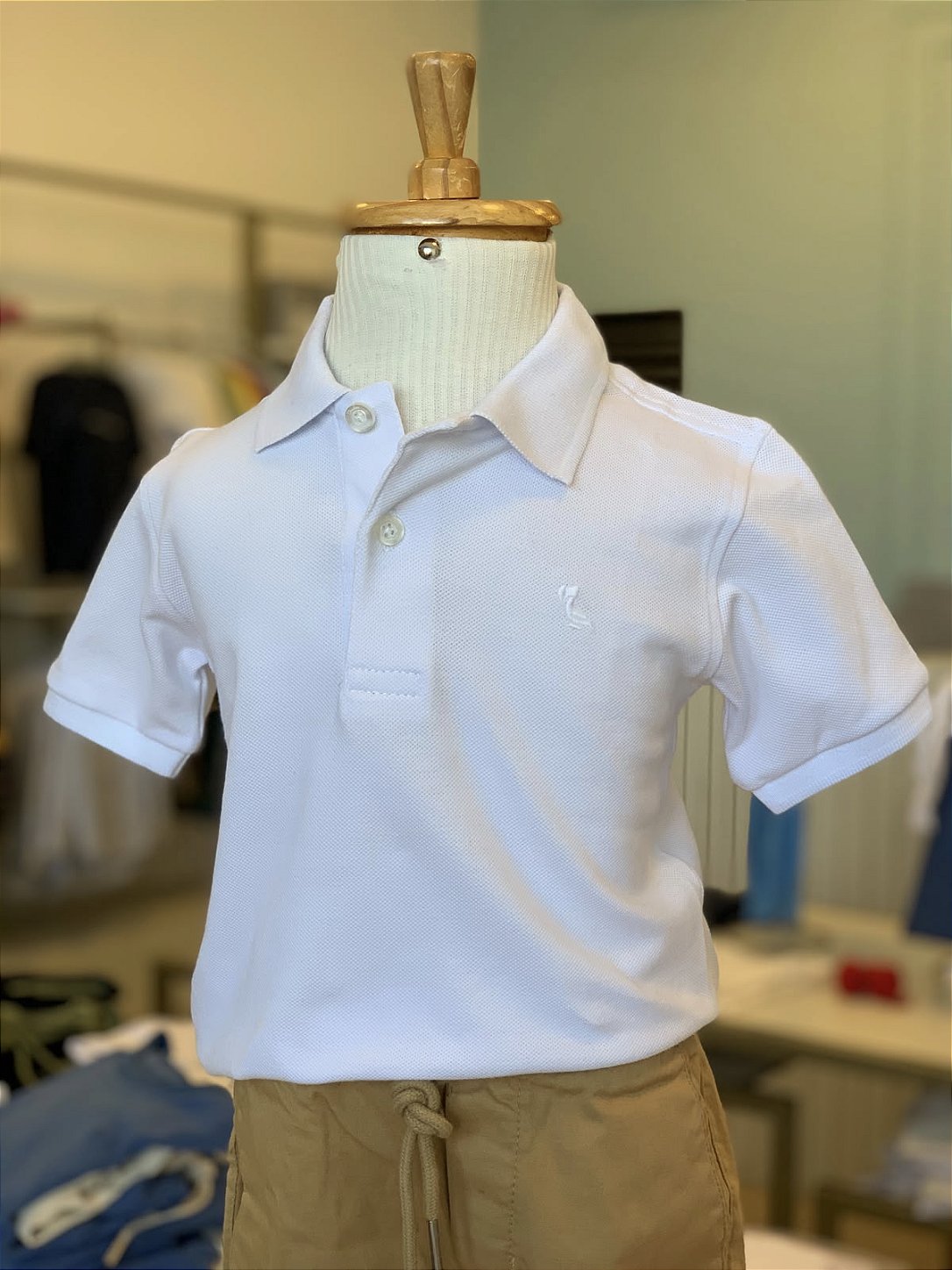 Conjunto Polo Branca e Short Sarja Cáqui Dudes