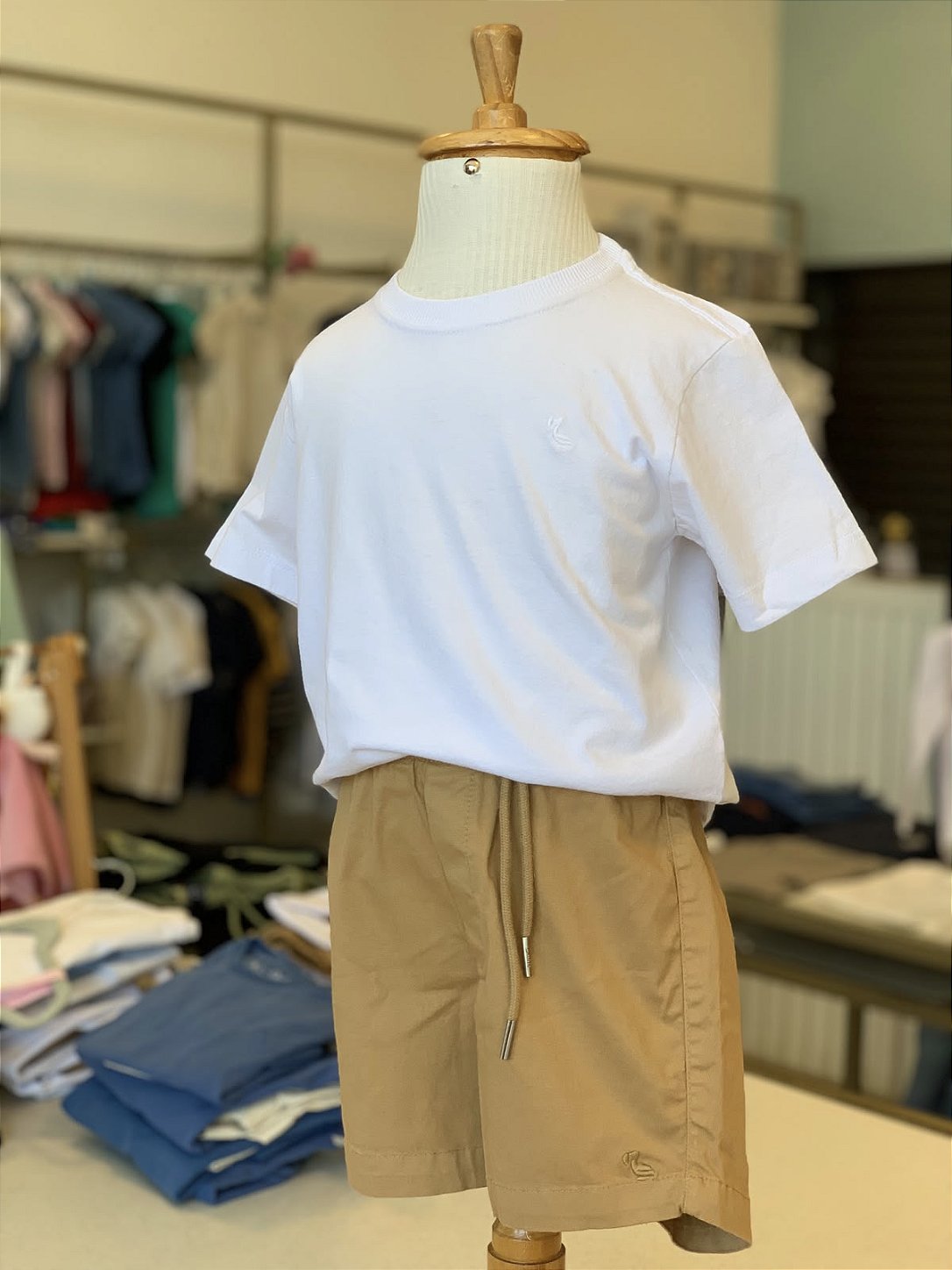 Conjunto Camiseta Branca e Short Sarja Cáqui Dudes