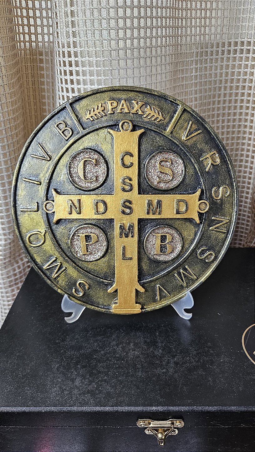 Medalha de São Bento em Gesso Dourado