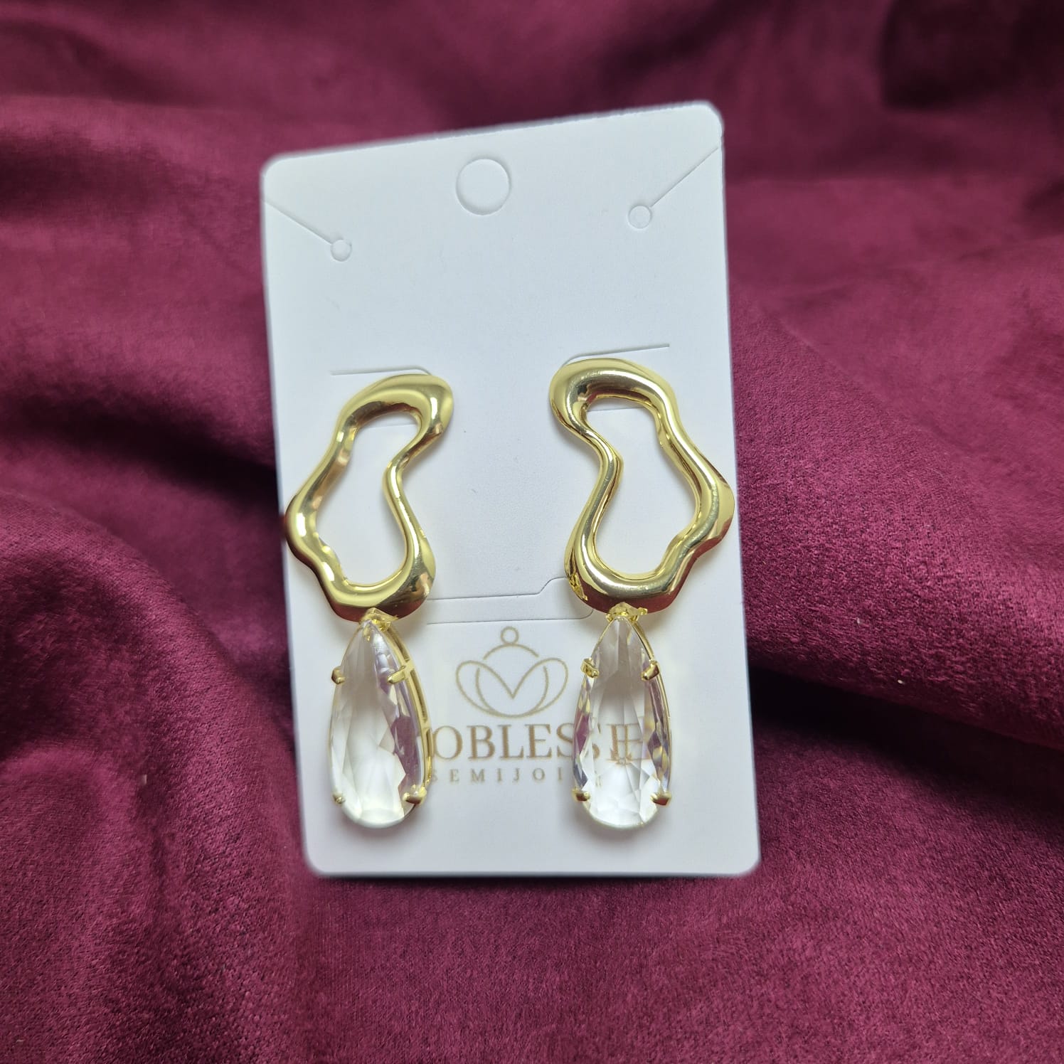 BRINCO ORGÂNICO COM CRISTAL BANHADO OURO 18K