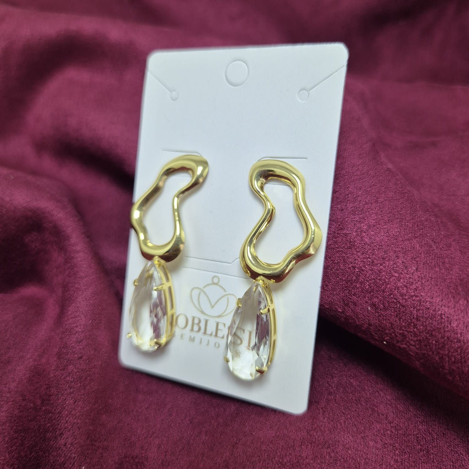 BRINCO ORGÂNICO COM CRISTAL BANHADO OURO 18K