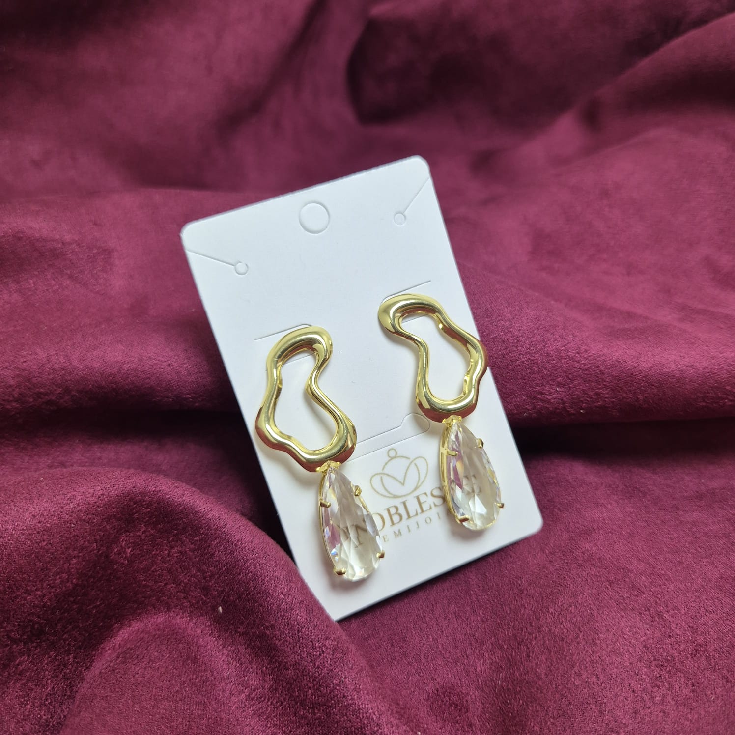 BRINCO ORGÂNICO COM CRISTAL BANHADO OURO 18K