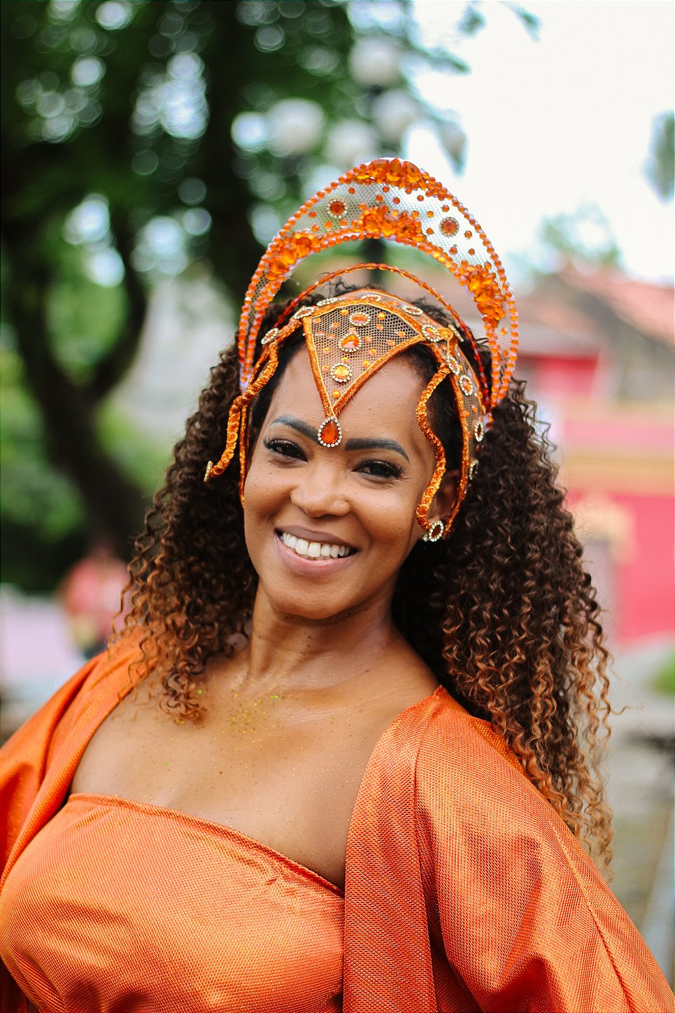 Adereço de cabeça laranja com pedrarias