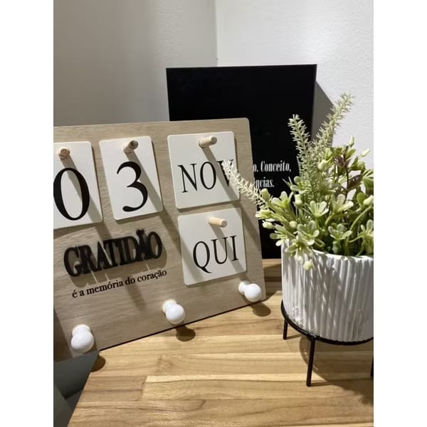 Calendário Decorativo de Parede com Portas Chave