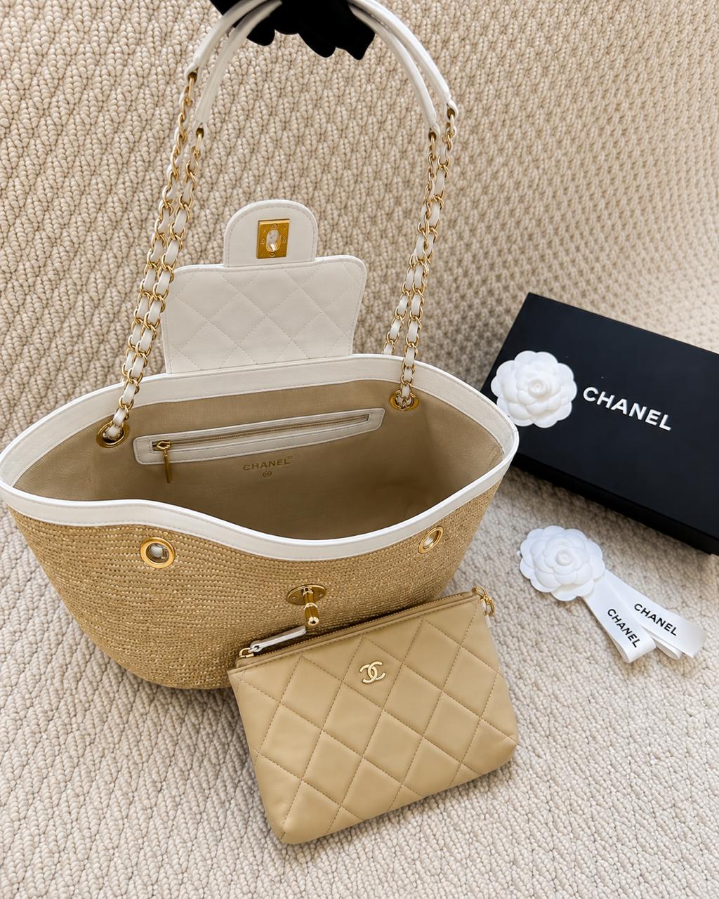 Bolsa Chanel - Tote em Ráfia com Pouch