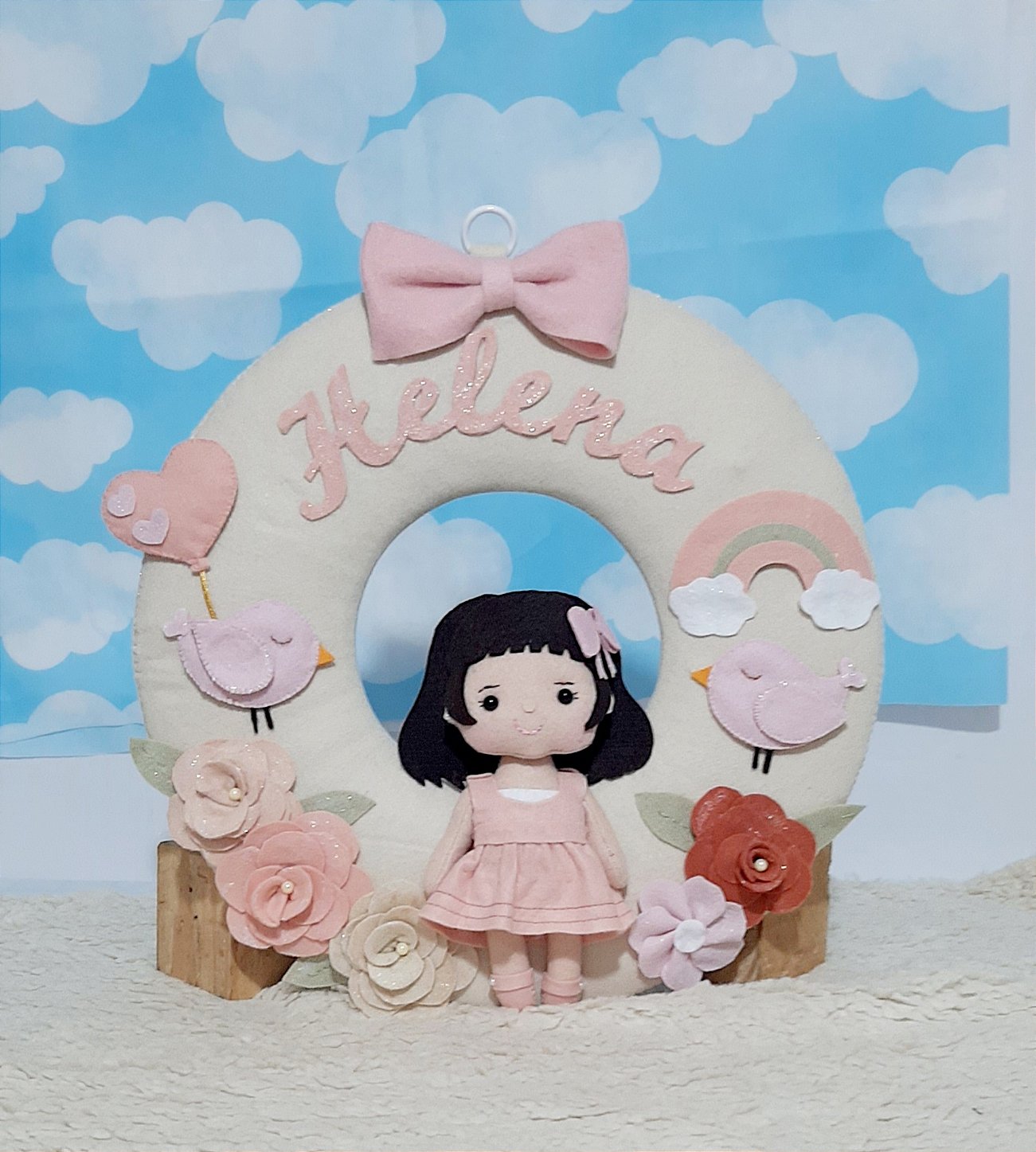 Guirlanda Decorativa de Feltro Menina com Flores