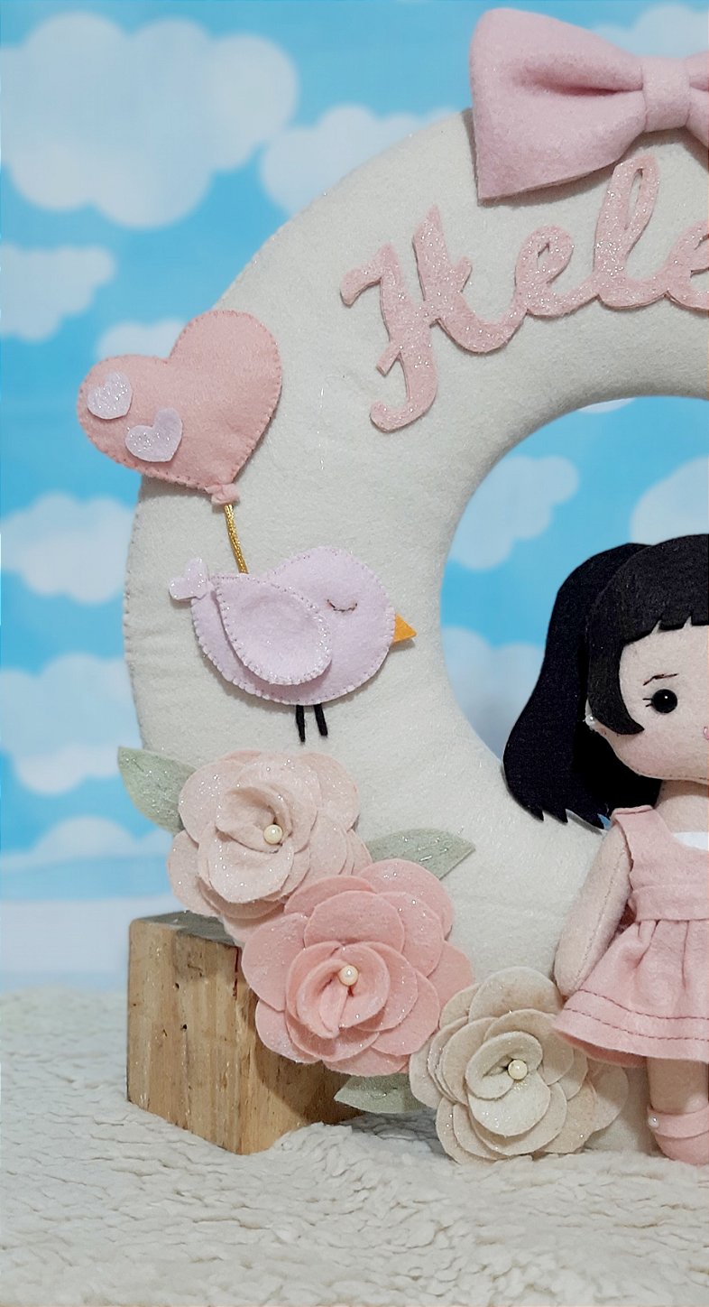 Guirlanda Decorativa de Feltro Menina com Flores