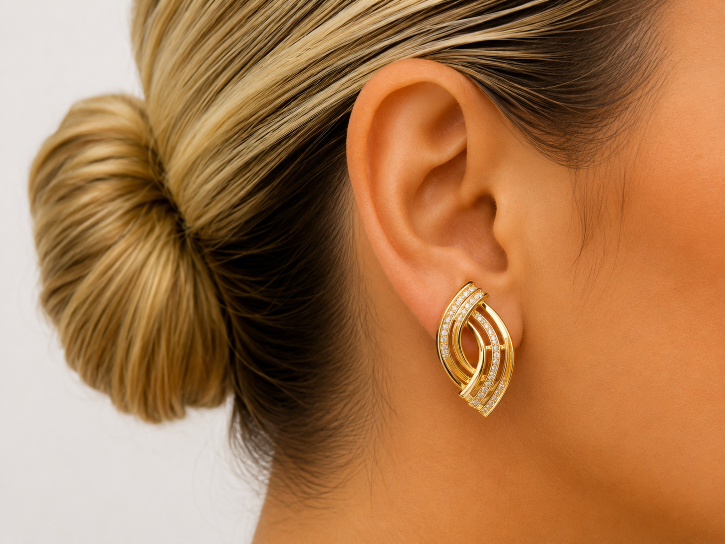 Brinco Curvas Cravejadas Folheado a Ouro