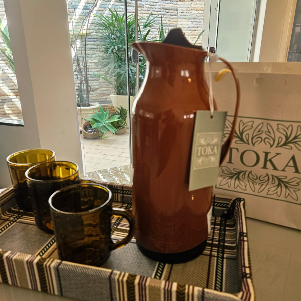 KIT CAFÉ CANECA XADREZ - COM GARRAFA TÉRMICA E CANECAS ÂMBAR | 5 PEÇAS