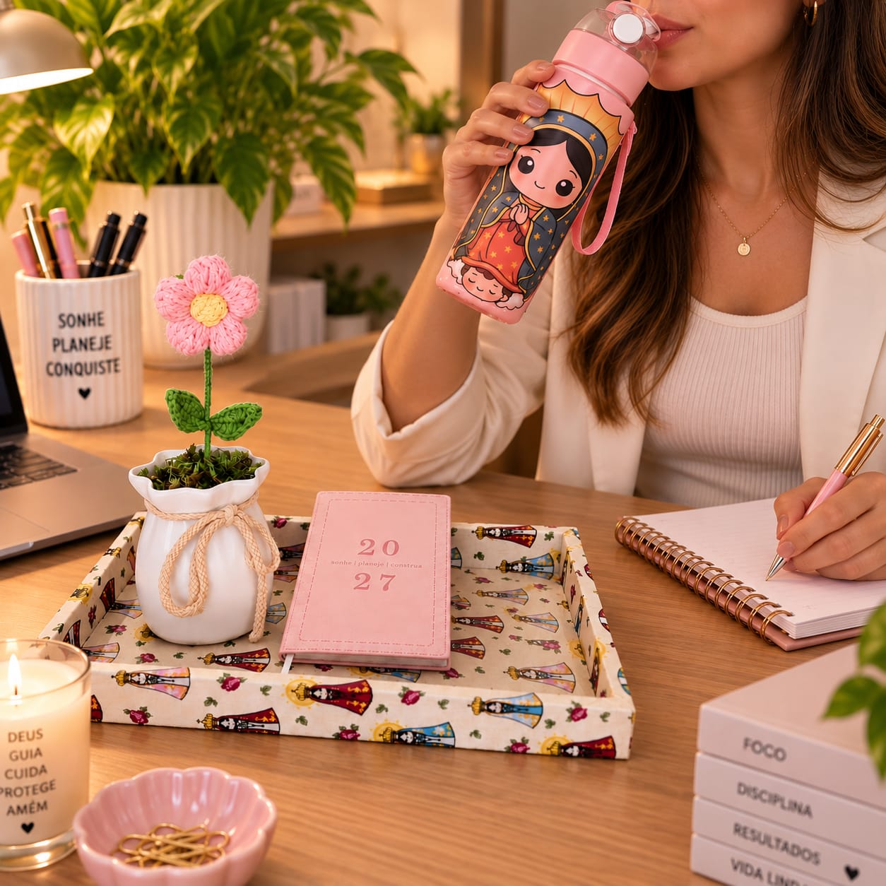 BANDEJA ORGANIZADORA ESCRITÓRIO NOSSA SENHORA - COM GARRAFA SQUEEZE, AGENDA 2027 E VASO DECORATIVO COM FLOR ARTESANAL | 4 PEÇAS