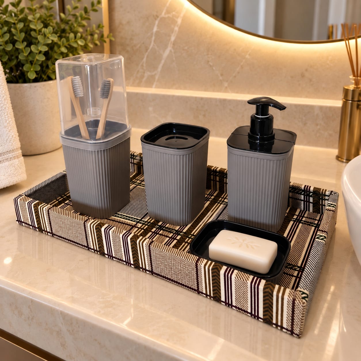 KIT PARA LAVABO XADREZ - BANDEJA, PORTA SABONETE LÍQUIDO E EM BARRA, PORTA ESCOVA E COTONETE ||5 PEÇAS