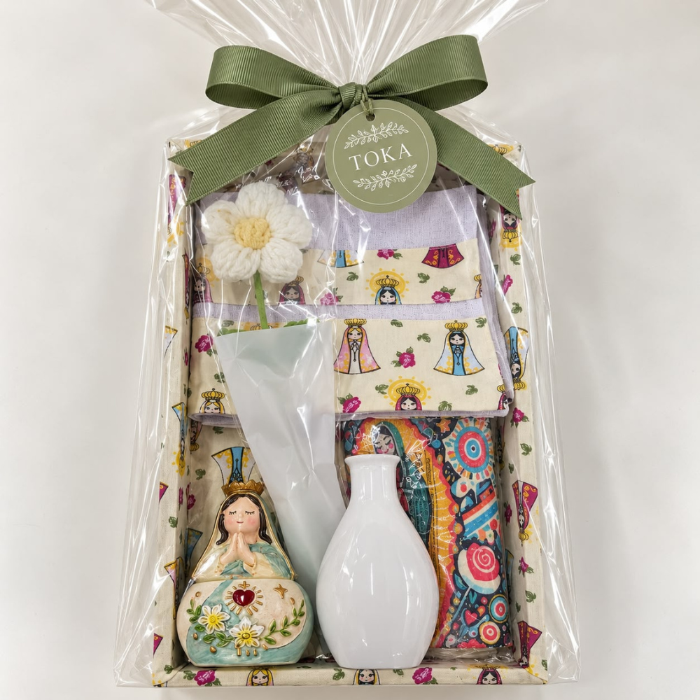 BANDEJA ORGANIZADORA NOSSA SENHORA - COM NECESSARIE, PANO DE COPA, VASO DECORATIVO COM FLOR ARTESANAL, ENFEITE EM CERÂMICA COM TAMPA | 6 PEÇAS