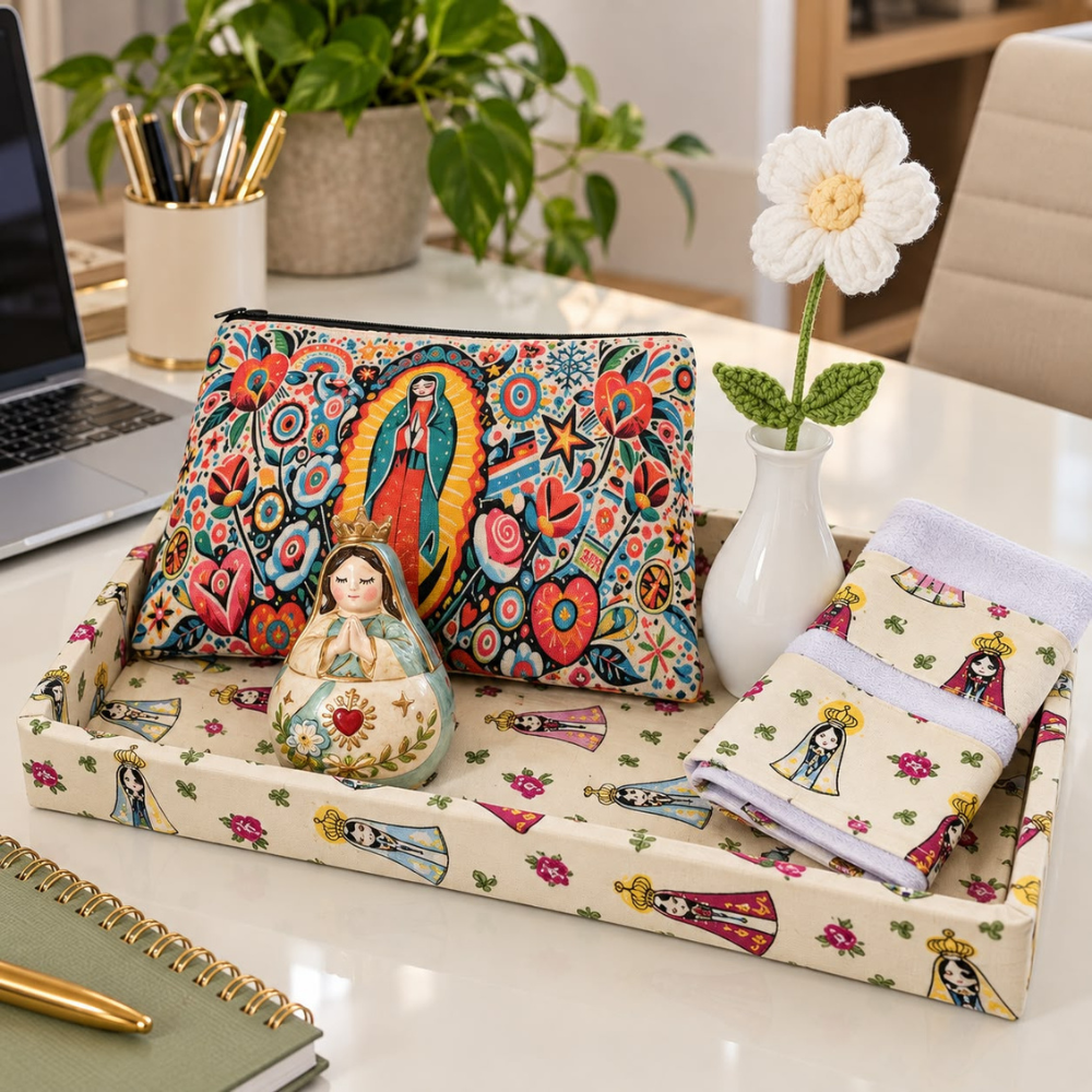 BANDEJA ORGANIZADORA NOSSA SENHORA - COM NECESSARIE, PANO DE COPA, VASO DECORATIVO COM FLOR ARTESANAL, ENFEITE EM CERÂMICA COM TAMPA | 6 PEÇAS
