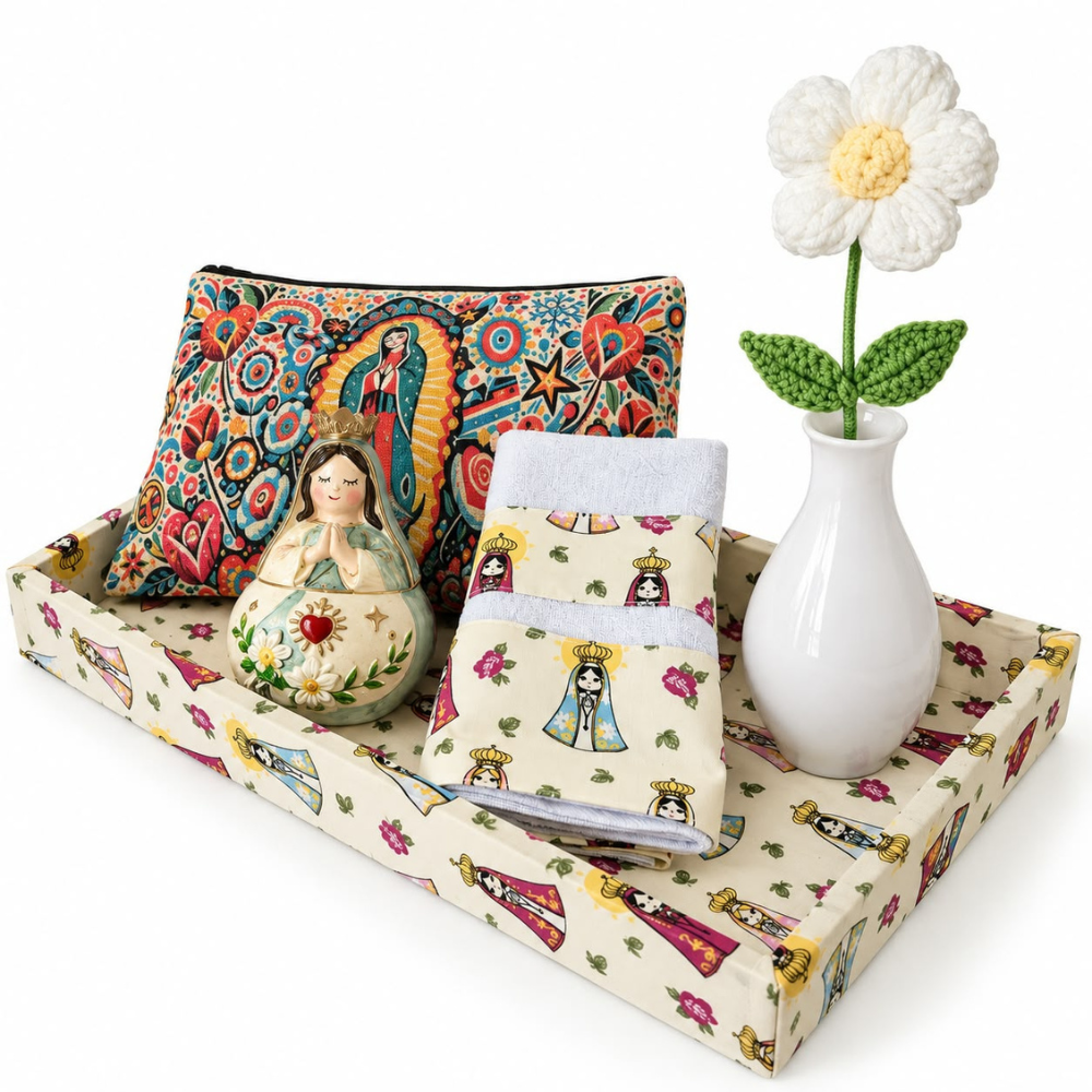 BANDEJA ORGANIZADORA NOSSA SENHORA - COM NECESSARIE, PANO DE COPA, VASO DECORATIVO COM FLOR ARTESANAL, ENFEITE EM CERÂMICA COM TAMPA | 6 PEÇAS