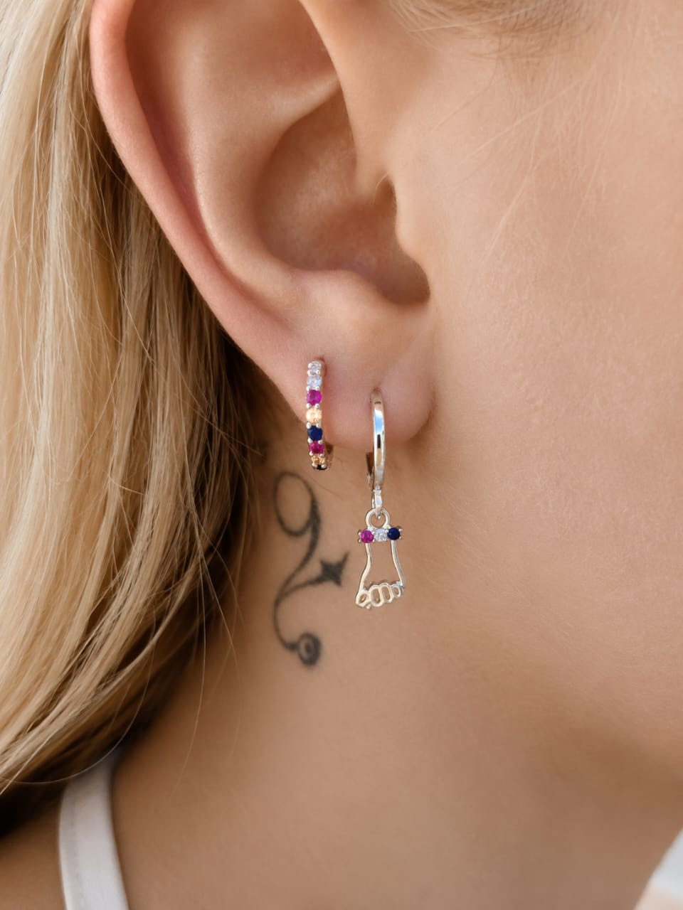 Brinco Argola Click Colorida com Cristais Multicoloridos Banhado a Prata | Mavi Semijoias