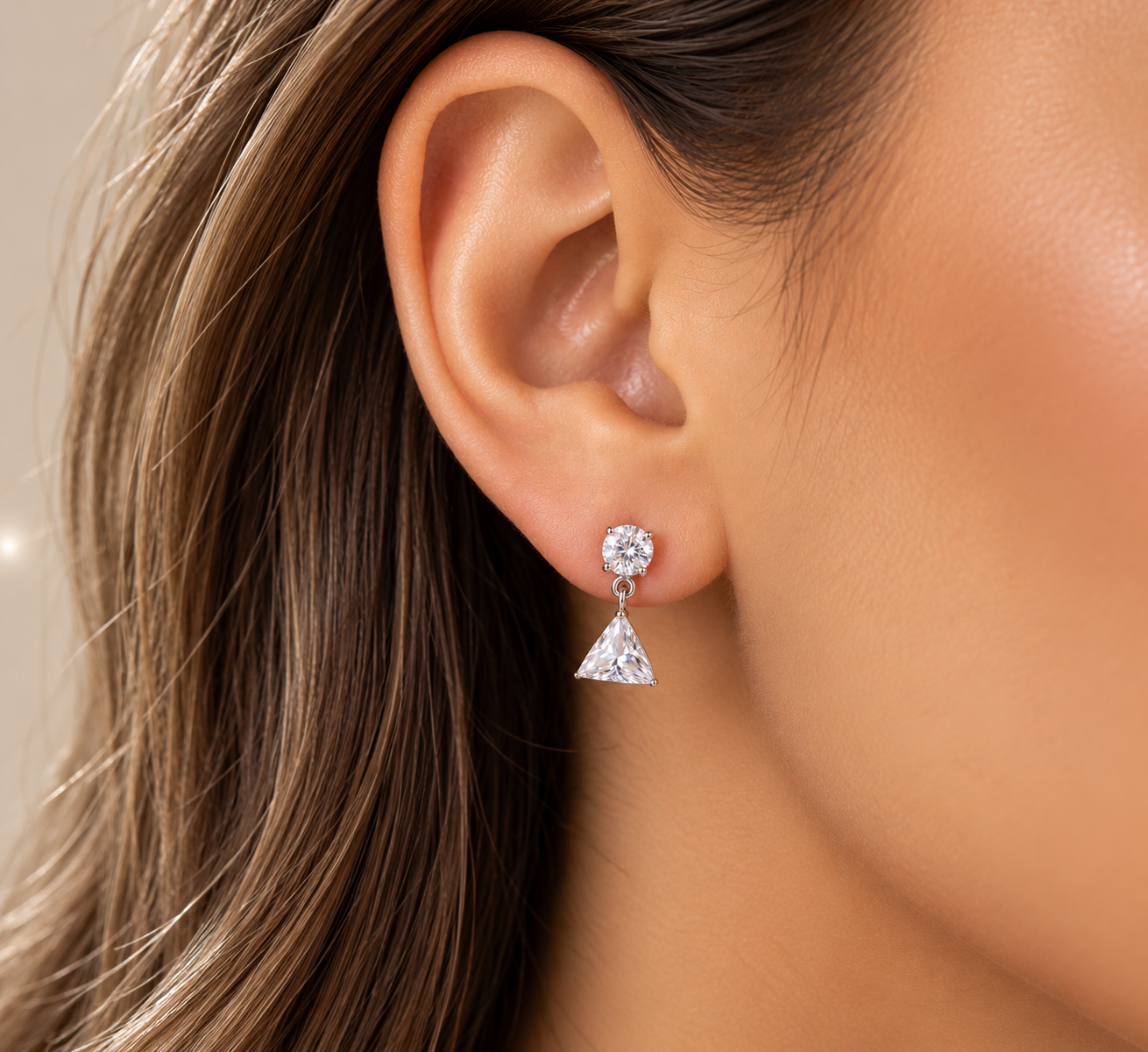 Brinco Base Zircônia Com Pedra Formato Triângulo (10mm) (Alt:17mm)