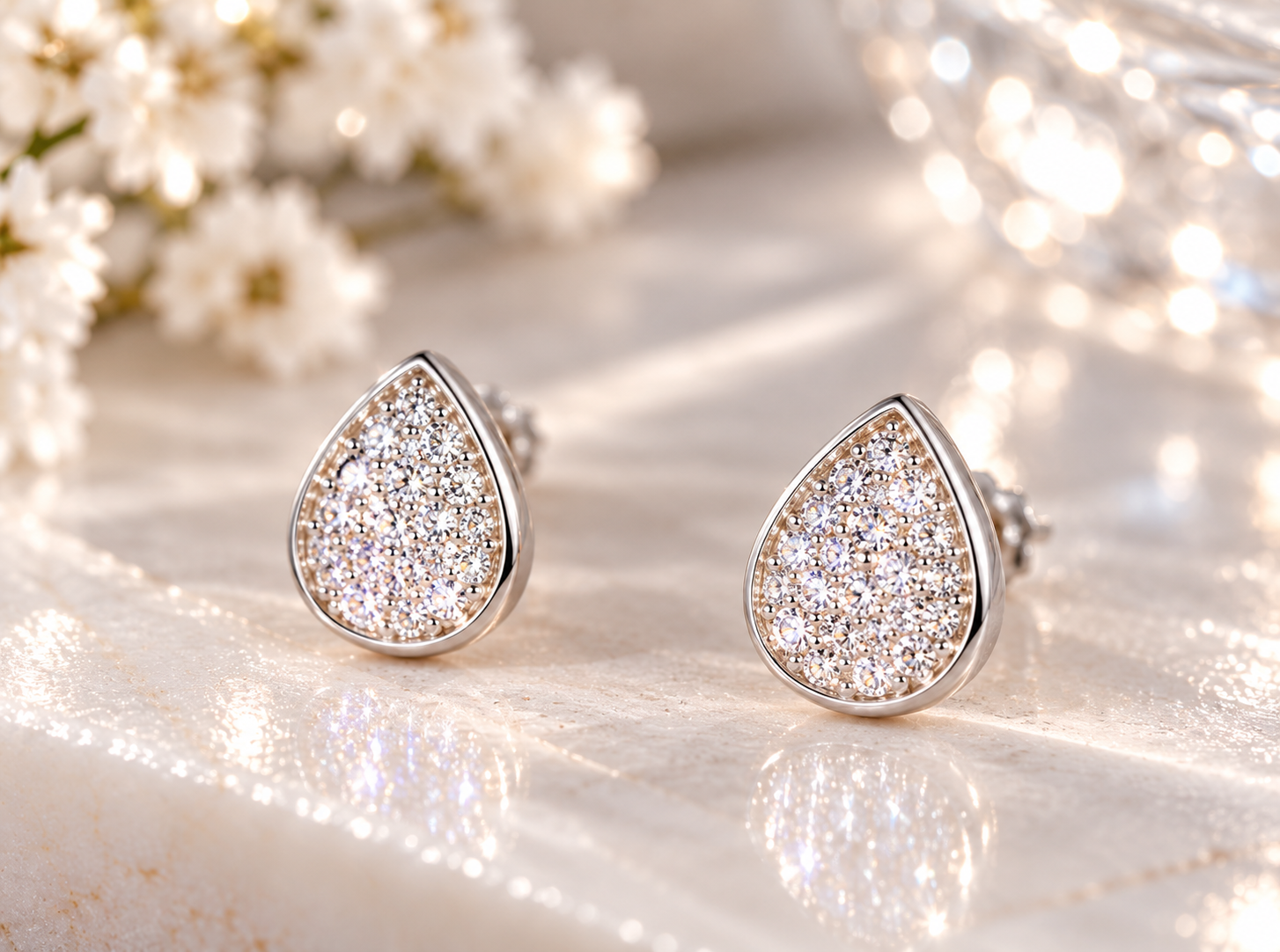 Brinco Gota Cravejada Com Galeria (13mm) Cristal
