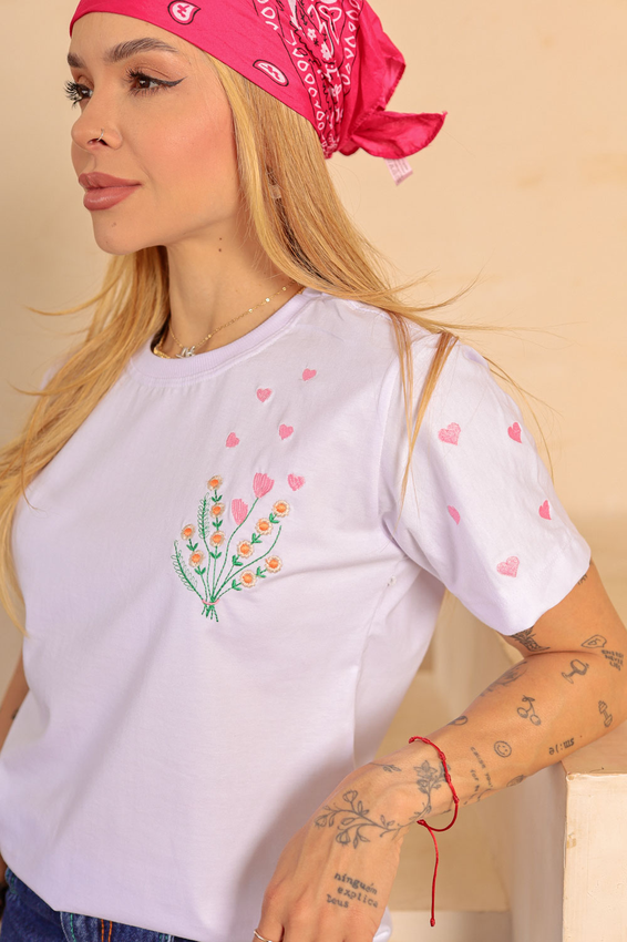 Tshirt Bordada Ramo De Flores Corações