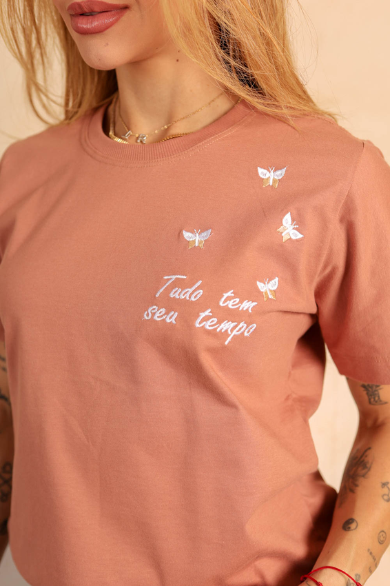 Tshirt Bordada Borboletinhas Tudo Tem Seu Tempo