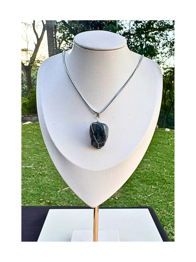 Flintstone Sílex Negro Trígono | Colar Aço Inóx