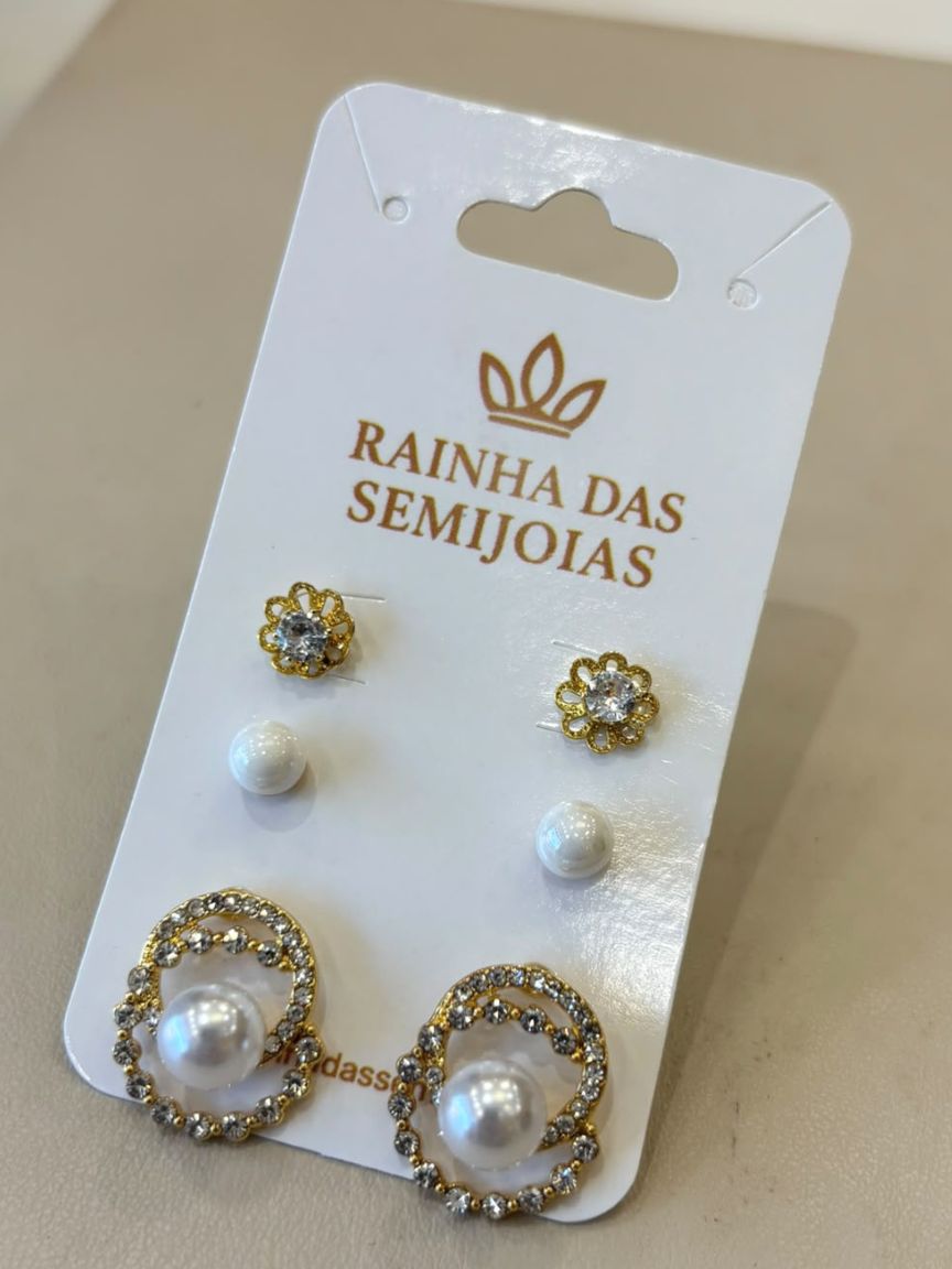 Trio de Brincos Flor, Pérola e Círculo Cravejado Dourado