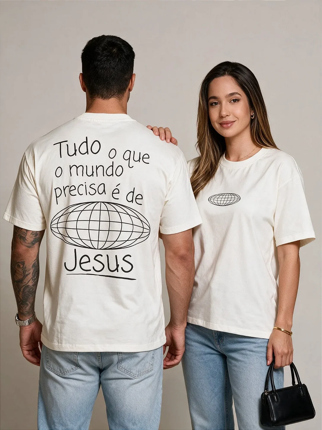 Camiseta Oversized Unissex "Tudo que o mundo precisa é de Jesus"