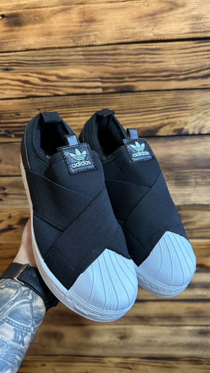 Tênis Adidas Slip-on Preto/Branco Nacional .