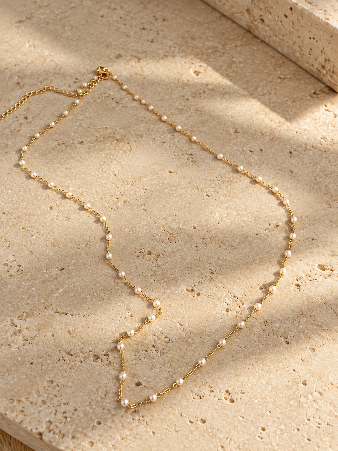 Colar com mini pérolas banhado a ouro 24k