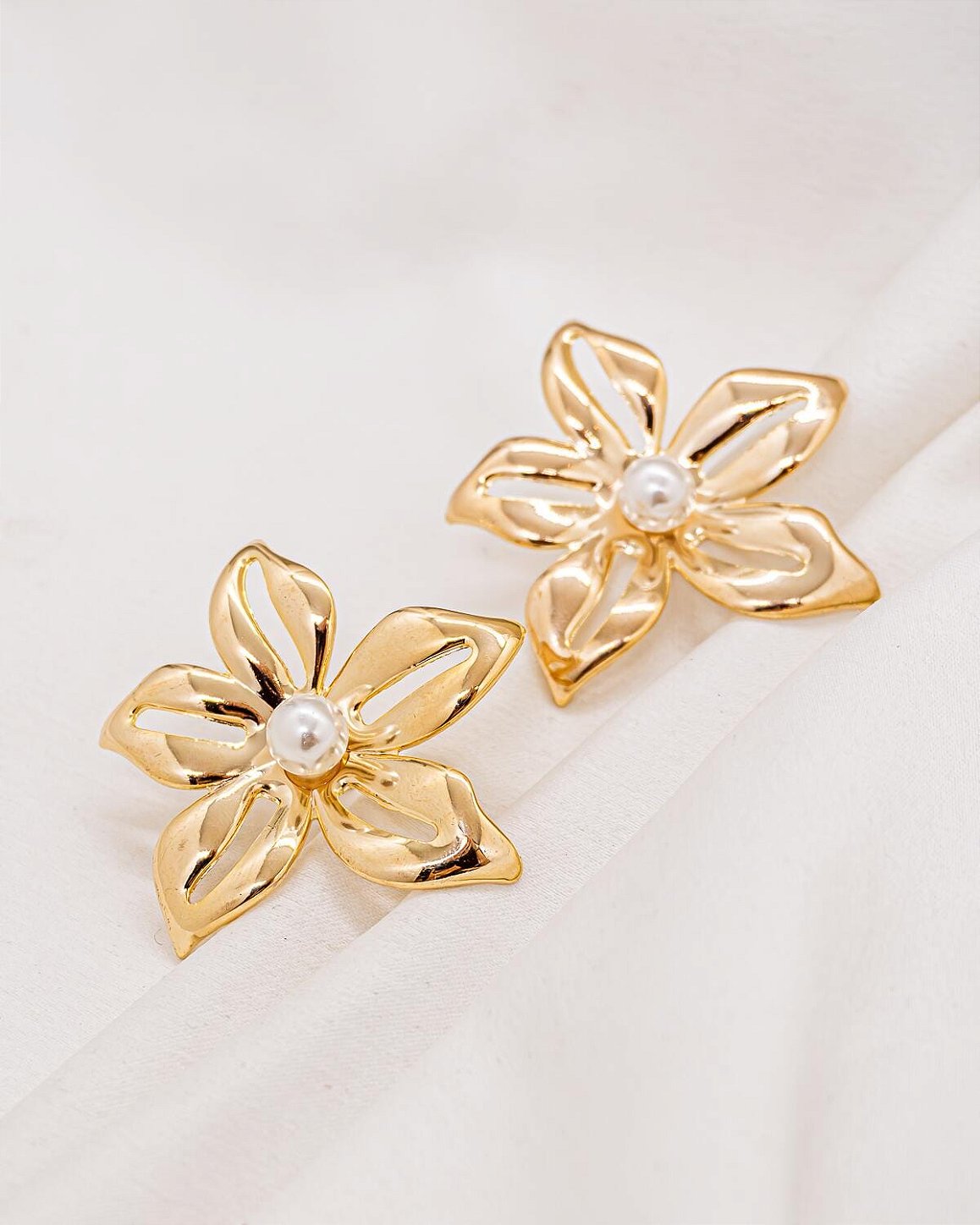 Brinco Flor 5 Pétalas Miolo Pérola