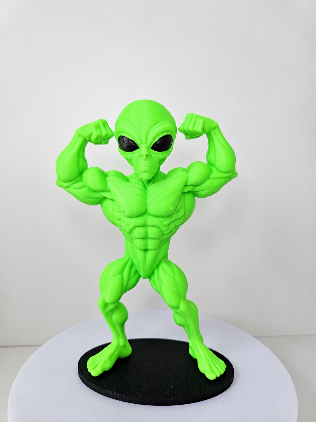 Boneco ET Maromba Musculoso academia Verde com Base Decorativa 3D