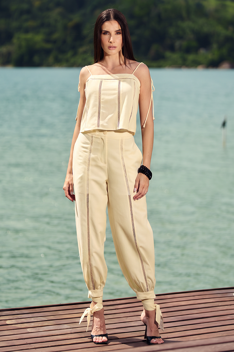 Conjunto Linho Blusa com Entremeio Renda e Alça Cordão com Calça Aladim