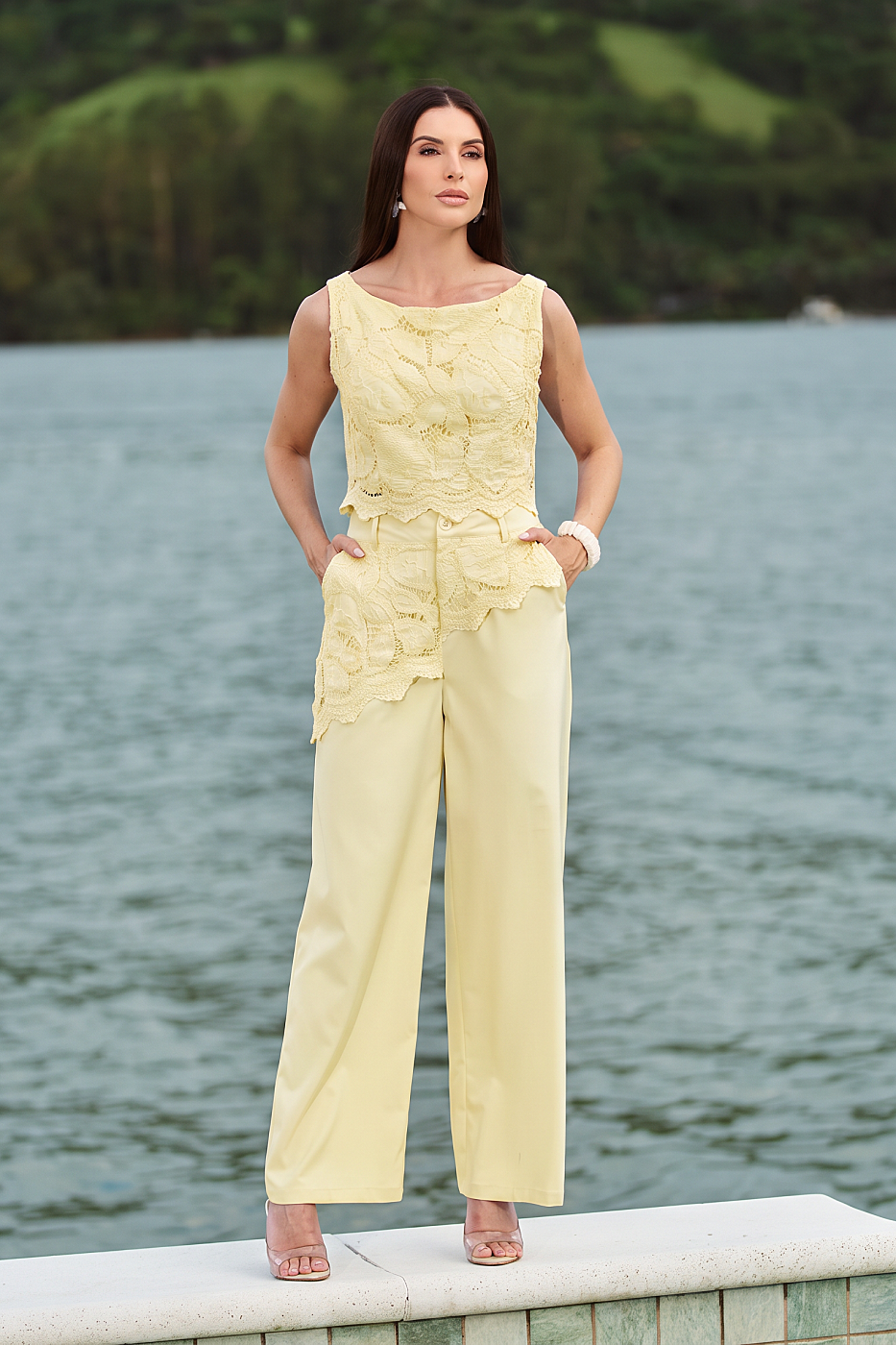 Conjunto Blusa Laise e Calça Alfaiataria com Detalhe Laise