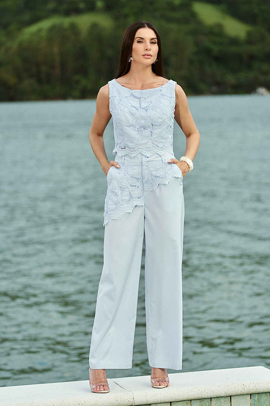 Conjunto Blusa Laise e Calça Alfaiataria com Detalhe Laise